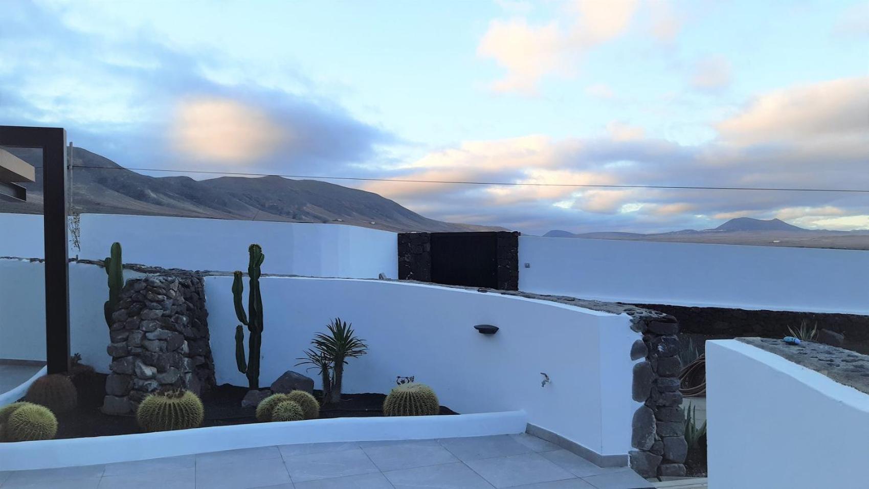 La Belle Vie Villa Famara Exterior photo
